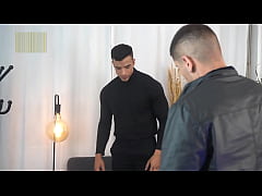  - De bobeira na rua, um gringo me chamou pra tomar um vinho no AP dele. Gozamos gostoso.