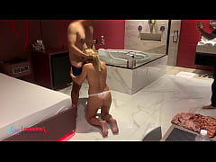  - Loira de calcinha casada pagando boquete pro amigo do corno