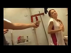  - Pelirroja latina tiene sexo en el trabajo mientras limpia la casa. Sexo duro, real, con latinas de otro planeta