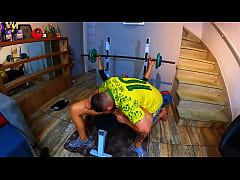  - Foi fazer sexo com seu instrutor de academia e deu merda literalmente