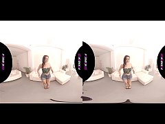  - 4K VR LA caliente actriz porno Valentina Bianco se desnuda enseñandote su cuerpo y sus pies, jugando con tu polla y follando contigo en realidad virtual.