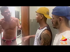  - Os vizinhos dotados perdem as chaves e em para passar a noite no apartamento o maridão e eu não abrigamos eles e durante a noite muita safadeza ,rola no cú é muito leite na boca rolou com esse casal de vizinhos. (COMPLETO NO