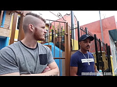  - Catadores de papelão transando com dois amigos!