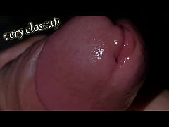  - очень крупный план красная головка и свежий сок из члена