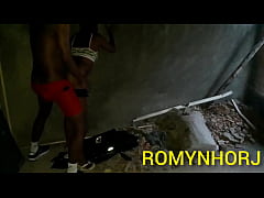  - MORENO DA FAVELA DO  RIO DE JANEIRO ESTAVA FAZENDO CAMINHADA,E ENCONTROU UMA SAFADINHA QUE ADORA FUDER NA RUA