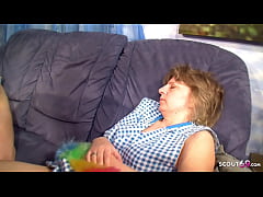  - DEUTSCHES PAAR FICKT VOR DEN AUGEN DER REIFEN PUTZFRAU