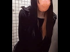  - 【個撮】発展場を探している男の娘が公衆トイレでオナニーする動画