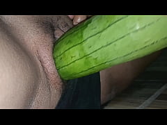  - สาวเงี่ยนหีแหกรูแตดเอาบวบยัดรูหีจนน้ำแตก