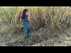  - कोमल ने बिना पहचाने लोगो के खेत में मूत रही थी तो घर में लाकर चोदा