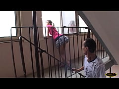  - La vicina di casa è una ragazza molto sexy e l’uomo maturo la invita a casa sua a scopare