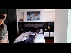  - Deixei a câmera escondida pra ver o que minha esposa faz quando estou no trabalho. Que alívio ela dá a buceta pro borrachão