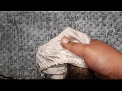  - Me masturbé y me vine sobre los panties satinados usados de mi mejor amiga