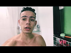  - TOMANDO BANHO DE CUECA BRANCA