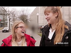  - Ersties: Studentinnen mit Röcken haben Spaß im Seminarraum