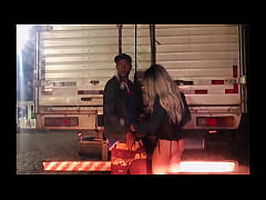  - CAMINHONEIRO COLOCOU A SAFADA PRA MAMAR NO POSTO DE GASOLINA