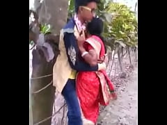  - MARATHI DESI BOY AND AUNTY PASSIONATE KISS IN PUBLIC