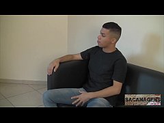  - MORENO NOVINHO FICA ENCANTADO COM A ROLA DO AMIGO QUANDO O VÊ SAINDO DO BANHO