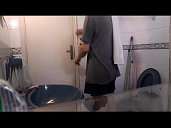  - Camara Oculta en el baño del Tío de un amigo