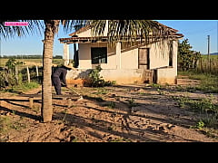  - VIR MEU VIZINHO CAPINANDO SEU QUINTAL NO SOL QUENTE E ISSO MIM DEU MUITO TEZAO FUI PEDE AGUA SO DE TOALHA E ELE CAIU DE BOCA NA MINHA BUCETA GOZANDO COM MUITO PRAZER NO MEU CU