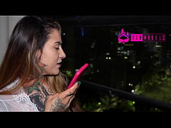  - Gostosa transando com o vizinho casado, vizinha safada deu a buceta gostosa para o vizinho casado / Comendo a vizinha safada