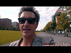  - Lustiger älterer deutscher Mann trifft suße studentin touristin auf der straße und fickt sie