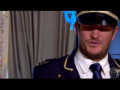  - Chefstewardess Winnie erwartet masturbierend ihren Flugkapitän in der Wanne