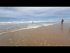  - Fudendo a morena gostosa na praia de copacabana com todo mundo olhando