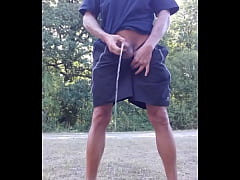  - pipi au bord d'une route, uro pisse