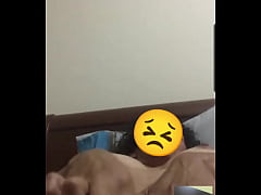  - Mi prima quiere que la vea masturbarse por videollamada y llega al orgasmo