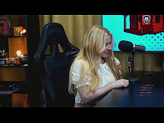  - A Branquinha da Viamms ficou de quatro na mesa do Podcast, a calcinha tão pequena que mostrou sua buceta toda, muito tesuda - Pápum no Barraco!