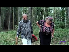  - La ragazza in cerca di funghi vede una signora anziana con grosse tette scopare con il vecchio marito e si eccita fortemente