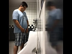  - Cara mijando - Man pissing