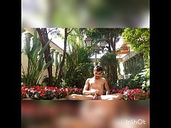  - Batendo uma no jardim