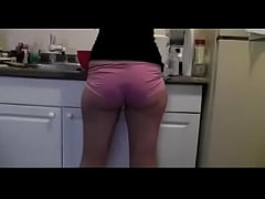  - Il culetto di mia sorella mentre cucina