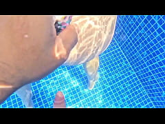  - LATINA MILF CULONA RECIBE LA DURA VERGA DE UN DESCONOCIDO EN LA PISCINA PUBLICA