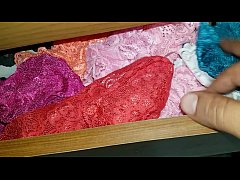  - Peguei a calcinha da minha enteada usada no cesto de roupa suja !!! Senti o cheirinho me masturbei e gozei depois guardei a calcinha de volta no armario !!!