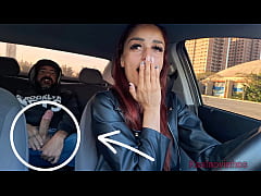  - Safada motorista de aplicativo flagra passageiro se masturbando atrás!