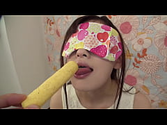  - 目隠しで口の中身を当ててみよう！友達に会いに行くとこでした。ゆうな(20)→10万！やります！→「これって食べ物ですか？」「お肉系です」→謎のやりとりに混乱した巨乳JDは勃起チ○ポしゃぶしゃぶ！→手マンですぐイク敏感パイパンマ○コ！→「クリ好き…」勃起クリを擦り付け劇エロ素股→悩ましくうねるエロボディに思わず中出し！