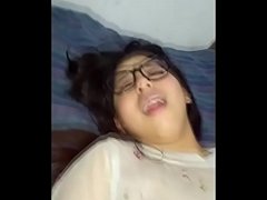  - Entro al cuarto de la hermanastra de mi amiga y se deja tocar