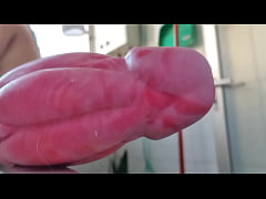  - EMPREGADA DOMESTICA GOSTA DE LEVAR VARA... CAMERA FLAGRA SUA FAXINA... A ROLA JA ESTAVA PREPARADA PARA COLOCAR TODA DENTRO DA SUA BUCETA MOLHADA.