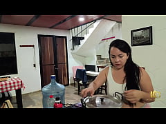  - Entre los hermanastros Cris y Anita ferro prepararon un buena follada en la cocina