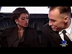  - Julia Channel, belle brunette aux gros seins baisée en voiture