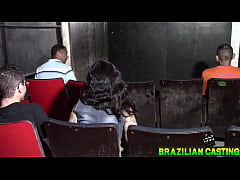  - Marido convence a mulher ir ao Cine Kratos para conhecer acaba sendo enrabada por um Gavião que perdeu tempo meteu rola na bucetinha da mulher do corno.