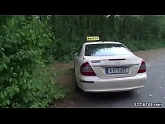  - MILF Taxifahrerin leasst sich von Kunden im Auto ficken