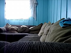  - boy no sofa punhetando gostoso
