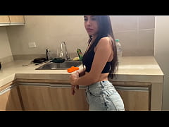  - Me cojo a mi Vecina Infiel, vino a pedirme aceite y la deje entrar  para un rapidín en el Estudio