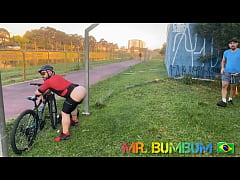  - CICLISTA FLAGRA UMA PEGAÇÃO E MOSTRA SUA OUSADIA AO AR LIVRE ( COMPLETO NO RED E SUBSCRIÇÃO)