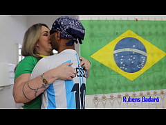  - Vovó torcedora brasileira chora na pica do argentino