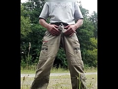  - je pisse et me caresse la bite en exterieur