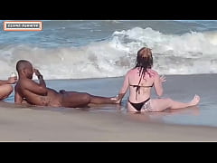  - Fizemos sexo com estranho na praia ele deixou nós duas toda fodida
